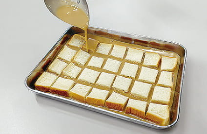 食パンにゆめみるく珈琲プリンを流し入れる様子