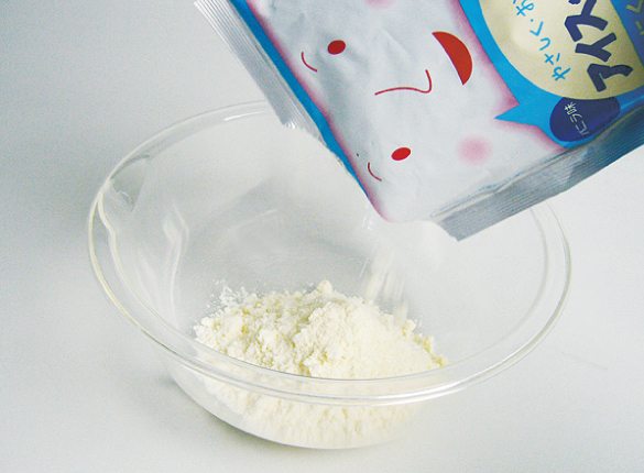 「アイスtoムース」1袋（150g）をボールにあけます。